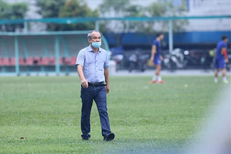 Sau khi trò chuyện cùng ban huấn luyện, bầu Đức nhanh chóng ra về.