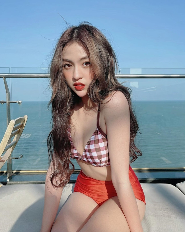 Trước đó, không ít lần cô bị bóc mẽ vẻ ngoài không được lung linh như ảnh đăng tải mạng xã hội. 