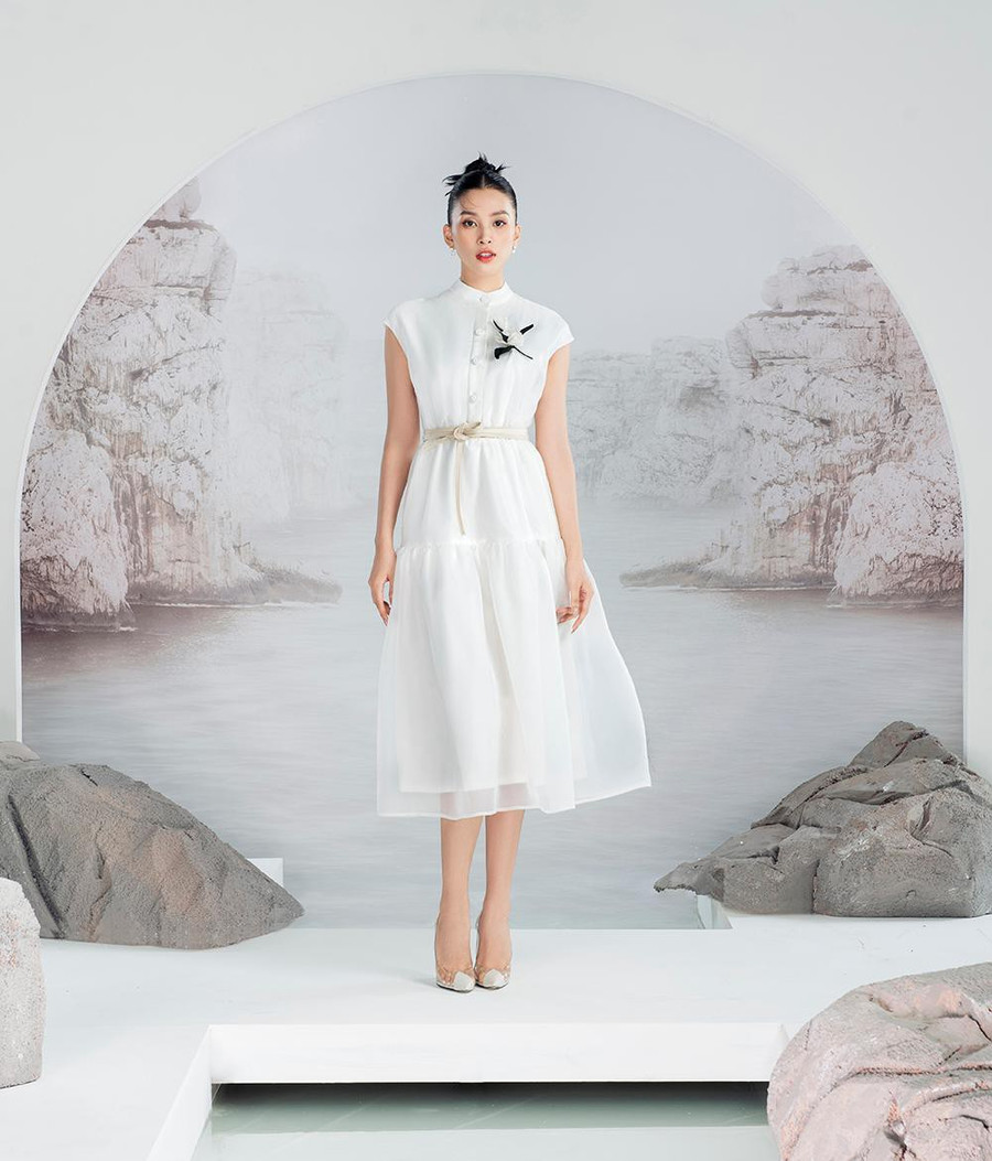 Mới đây trên trang cá nhân, Hoa hậu Tiểu Vy bất ngờ hé lộ tấm poster của bộ phim kinh dị mà cô tham gia khiến các fans bất ngờ và tò mò về vai trò của cô trong dự án điện ảnh này.