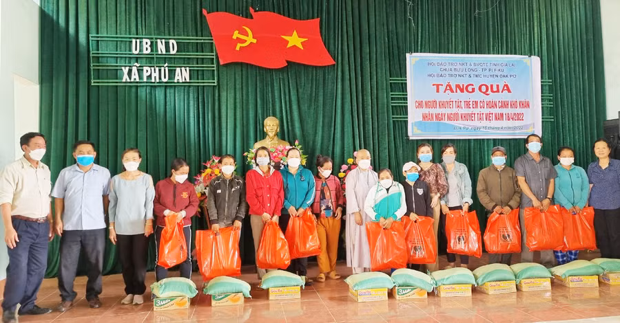  Đoàn tặng quà cho người khuyết tật có hoàn cảnh khó khăn xã Phú An, huyện Đak Pơ. Ảnh: Hà Phương