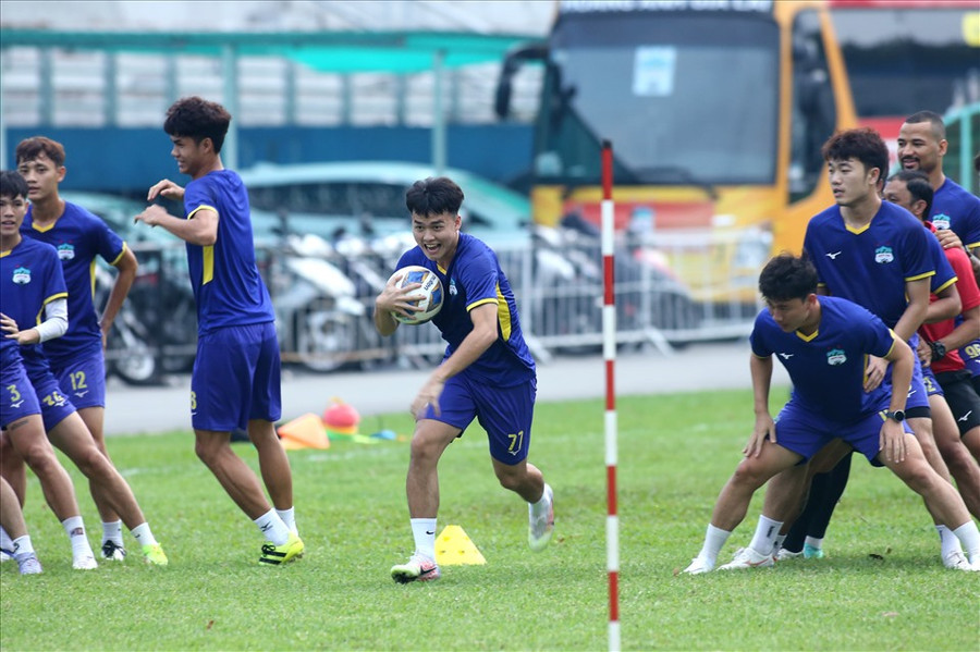 Dù là buổi tập cuối cùng trước trận ra quân nhưng Hoàng Anh Gia Lai không quá đặt nặng vấn đề chiến thuật. Dù là buổi tập cuối cùng trước trận ra quân nhưng Hoàng Anh Gia Lai không quá đặt nặng vấn đề chiến thuật.