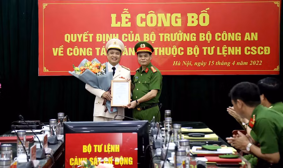 Đại tá Lê Ngọc Châu-Ủy viên Đảng ủy Công an Trung ương, Bí thư Đảng ủy, Tư lệnh CSCĐ trao Quyết định của Bộ trưởng Bộ Công an cho Đại tá Lê Văn Hà. Ảnh: Hữu Trường