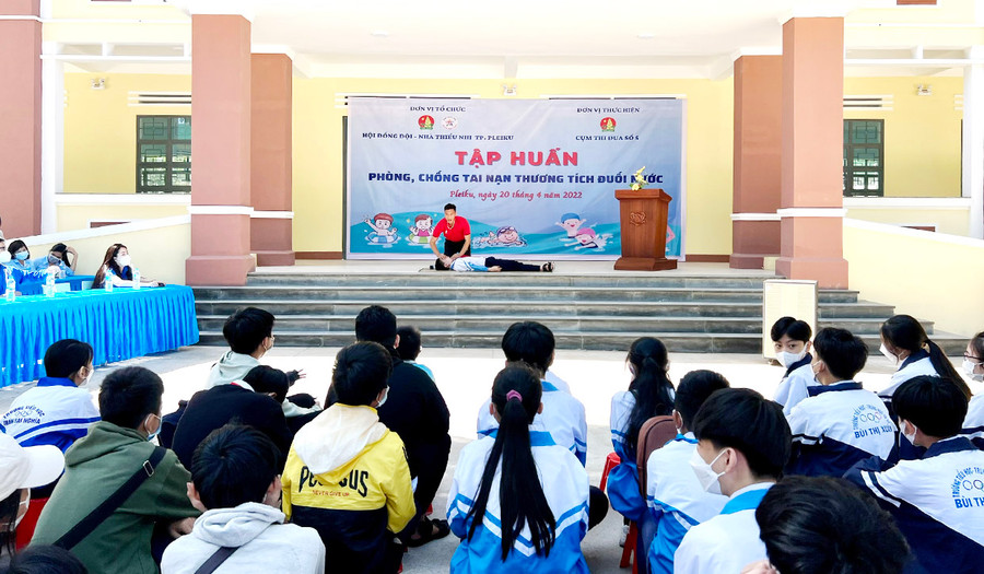Quang cảnh chương trình tập huấn phòng-chống tai nạn thương tích đuối nước cho học sinh. Ảnh: Phan Lài