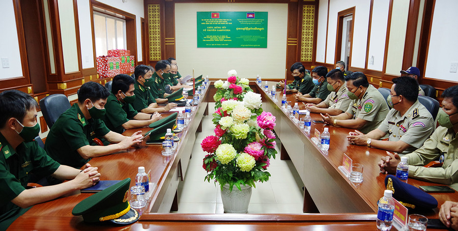 Quang cảnh buổi thăm, chúc Tết của Bộ Chỉ huy Bộ đội Biên phòng tỉnh Gia Lai với lực lượng bảo vệ biên giới Camphuchia. Ảnh: Vĩnh Hoàng Tại buổi gặp mặt chúc Tết hai bên cũng tranh thủ trao đổi về công tác phối hợp bảo vệ biên giới. Ảnh: Vĩnh Hoàng