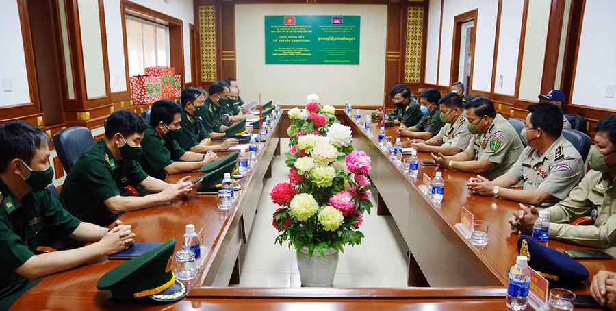 Tại buổi gặp mặt chúc Tết hai bên cũng tranh thủ trao đổi về công tác phối hợp bảo vệ biên giới. Ảnh: Vĩnh Hoàng