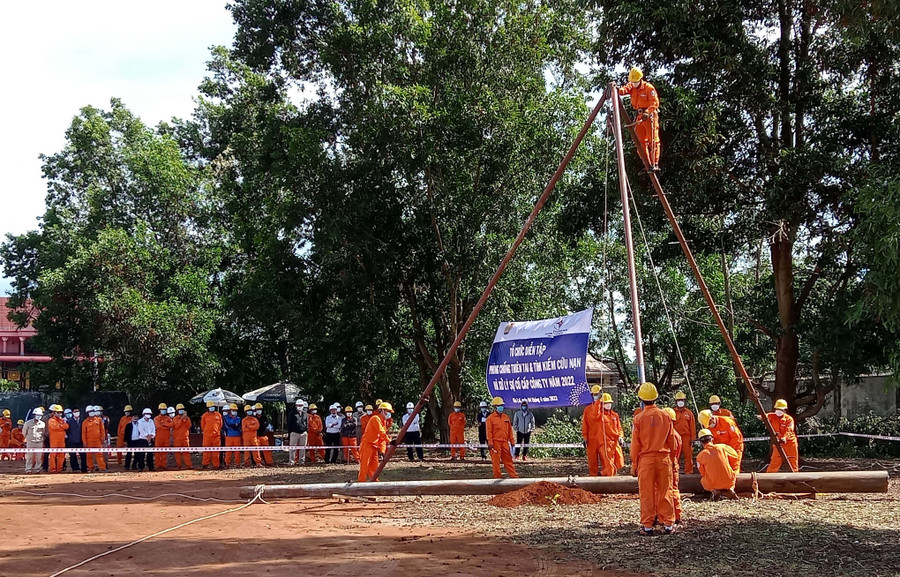 Kỹ thuật leo cột dùng thanh leo 1 gióng tại buổi diễn tập phòng chống thiên tai và tìm kiếm cứu nạn của Công ty Điện lực Gia Lai. Ảnh: Hà Duy