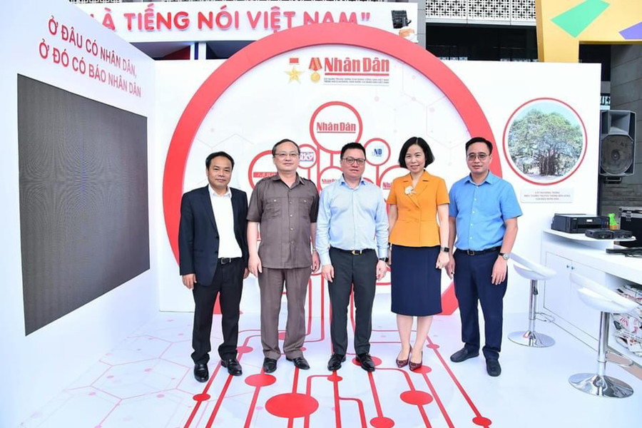 Chủ tịch Hội Nhà báo Việt Nam Lê Quốc Minh cùng các đồng chí lãnh đạo Báo Nhân Dân, Thông tấn xã Việt Nam, Đài Tiếng nói Việt Nam kiểm tra công tác chuẩn bị Hội báo toàn quốc 2022. Chủ tịch Hội Nhà báo Việt Nam Lê Quốc Minh cùng các đồng chí lãnh đạo Báo Nhân Dân, Thông tấn xã Việt Nam, Đài Tiếng nói Việt Nam kiểm tra công tác chuẩn bị Hội báo toàn quốc 2022.