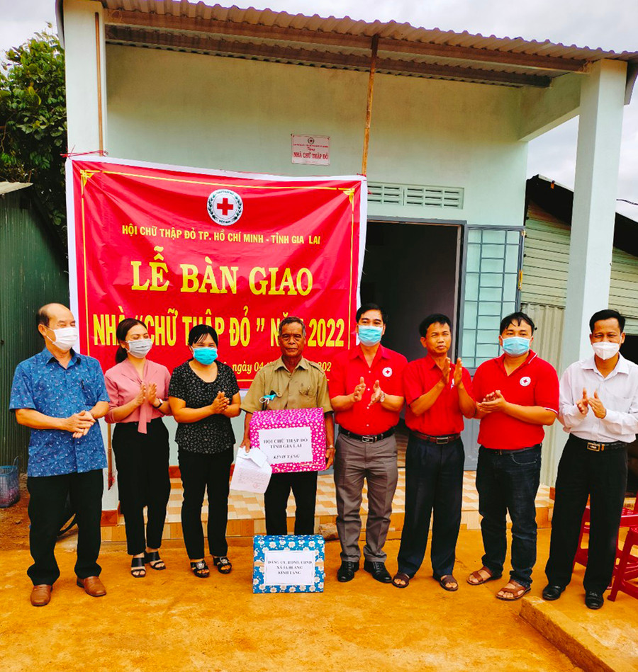Chư Sê: Bàn giao nhà "Chữ thập đỏ" cho hộ nghèo, khó khăn ảnh 1  Bàn giao nhà Chữ thập đỏ cho gia đình ông Rah Lan Đuek, hiện cư trú tại làng Nhã, xã Ia Blang, huyện Chư Sê. Ảnh: Hồng Ngọc