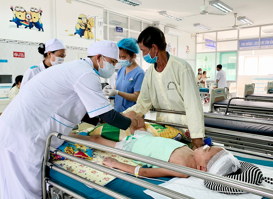 Các y-bác sĩ Khoa Hồi sức tích cực-Chống độc (Bệnh viện Nhi tỉnh) luôn nỗ lực chăm sóc, cứu chữa cho người bệnh. Ảnh: Như Nguyện Các y-bác sĩ Khoa Hồi sức tích cực-Chống độc (Bệnh viện Nhi tỉnh) luôn nỗ lực chăm sóc, cứu chữa cho người bệnh. Ảnh: Như Nguyện