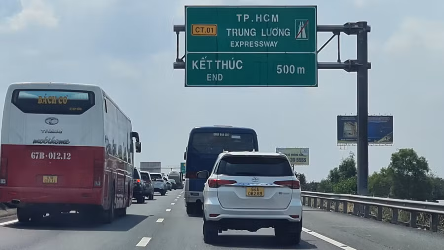 Trong 15 ngày cho xe lưu thông dịp Tết Nguyên đán 2022, tuyến cao tốc Trung Lương - Mỹ Thuận khiến nhiều người băn khoăn vì tuyến đường chỉ có 2 làn xe, vận tốc tối đa cho phép chỉ 80 km/h và không có làn dừng khẩn cấp như tất cả các tuyến đường cao tốc khác trong nước. Ảnh: Bắc Bình