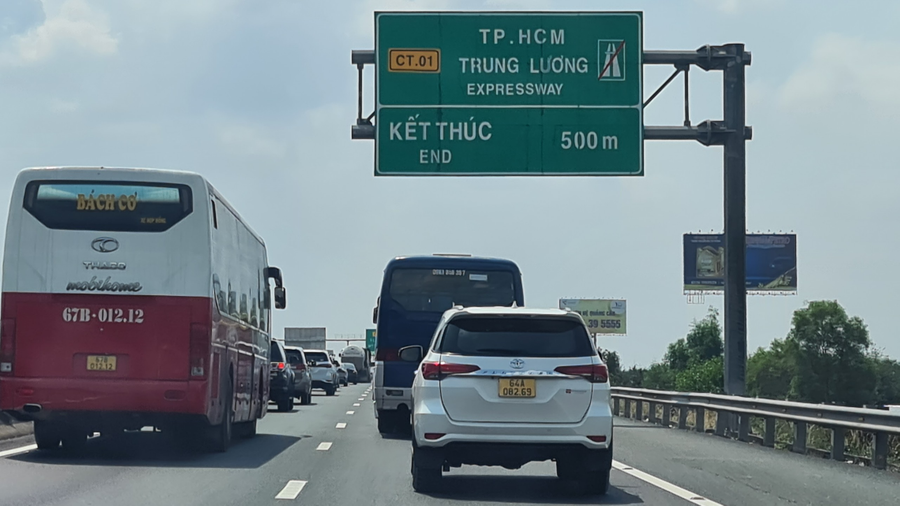 Trong 15 ngày cho xe lưu thông dịp Tết Nguyên đán 2022, tuyến cao tốc Trung Lương - Mỹ Thuận khiến nhiều người băn khoăn vì tuyến đường chỉ có 2 làn xe, vận tốc tối đa cho phép chỉ 80 km/h và không có làn dừng khẩn cấp như tất cả các tuyến đường cao tốc khác trong nước. Ảnh: Bắc Bình