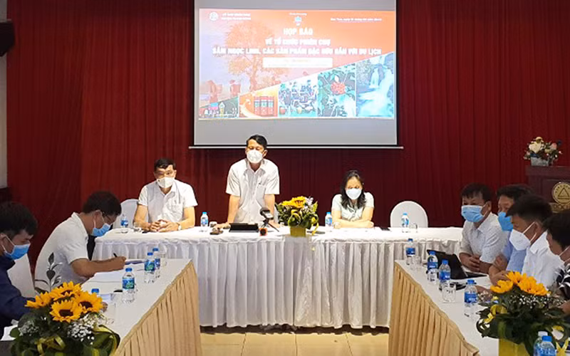 Quang cảnh buổi họp báo về tổ chức phiên chợ sâm Ngọc Linh, các sản phẩm đặc hữu gắn với du lịch.