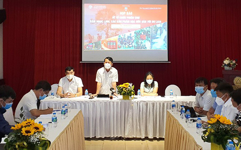 Quang cảnh buổi họp báo về tổ chức phiên chợ sâm Ngọc Linh, các sản phẩm đặc hữu gắn với du lịch. Quang cảnh buổi họp báo về tổ chức phiên chợ sâm Ngọc Linh, các sản phẩm đặc hữu gắn với du lịch.