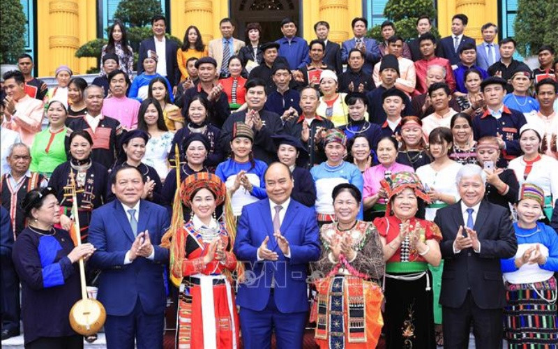 Chủ tịch nước Nguyễn Xuân Phúc gặp mặt Đoàn đại biểu già làng, trưởng bản, nghệ nhân người dân tộc thiểu số tiêu biểu. (Ảnh: TTXVN) Chủ tịch nước Nguyễn Xuân Phúc gặp mặt Đoàn đại biểu già làng, trưởng bản, nghệ nhân người dân tộc thiểu số tiêu biểu. (Ảnh: TTXVN)