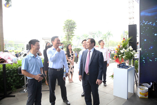 Phó Trưởng ban thường trực Ban Tuyên giáo Trung ương Lại Xuân Môn tham quan khu trưng bày của Cổng TTĐT Chính phủ - Ảnh: VGP/Hoàng Giang Phó Trưởng ban thường trực Ban Tuyên giáo Trung ương Lại Xuân Môn tham quan khu trưng bày của Cổng TTĐT Chính phủ - Ảnh: VGP/Hoàng Giang