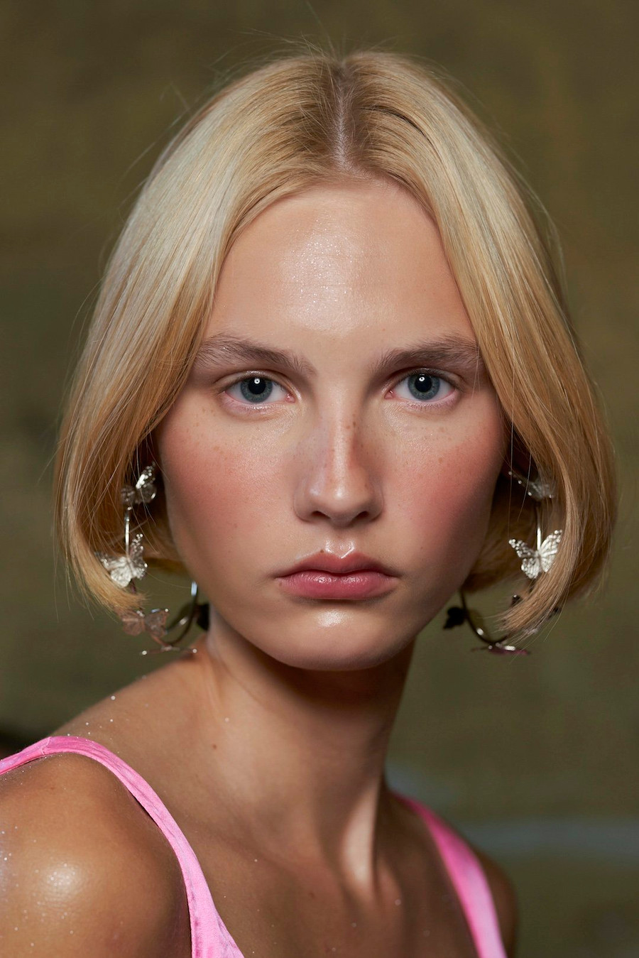 Phủ một lớp phấn má hồng trên sống mũi, quanh gò má và chấm thêm những nốt tàn nhang li ti. Kiểu trang điểm 