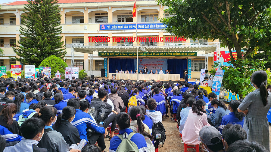  Chương trình Tư vấn, tuyển sinh, hướng nghiệp tại Trường THPT Huỳnh Thúc Kháng (huyện Ia Grai). Ảnh: Phan Lài