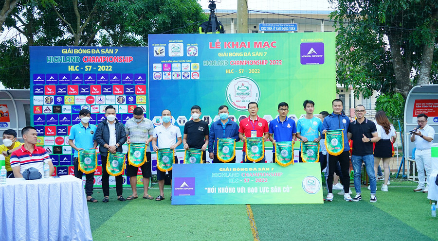 Giải đấu đã quy tụ 15 đội bóng tranh tài. Ảnh: Văn Ngọc