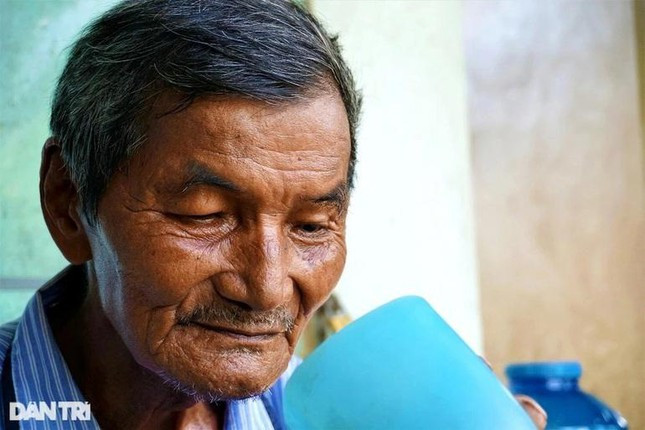 Ông có tìm đến rượu để ngủ, nhưng cũng chỉ là nhắm mắt mơ màng trong cơn say.