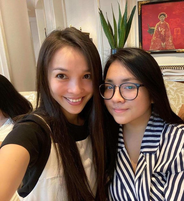 Mẹ con Hiền Thục