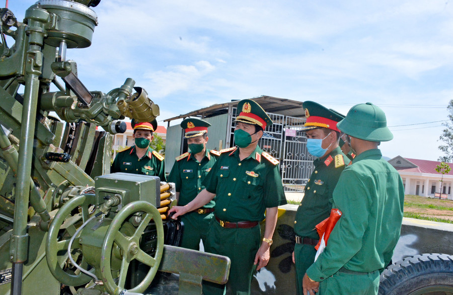 Thượng tướng Nguyễn Tân Cương (đứng thứ 3 từ trái sang) kiểm tra công tác sẵn sàng chiến đấu của Tiểu đoàn 16, Sư đoàn 10. Ảnh: Sơn Tùng