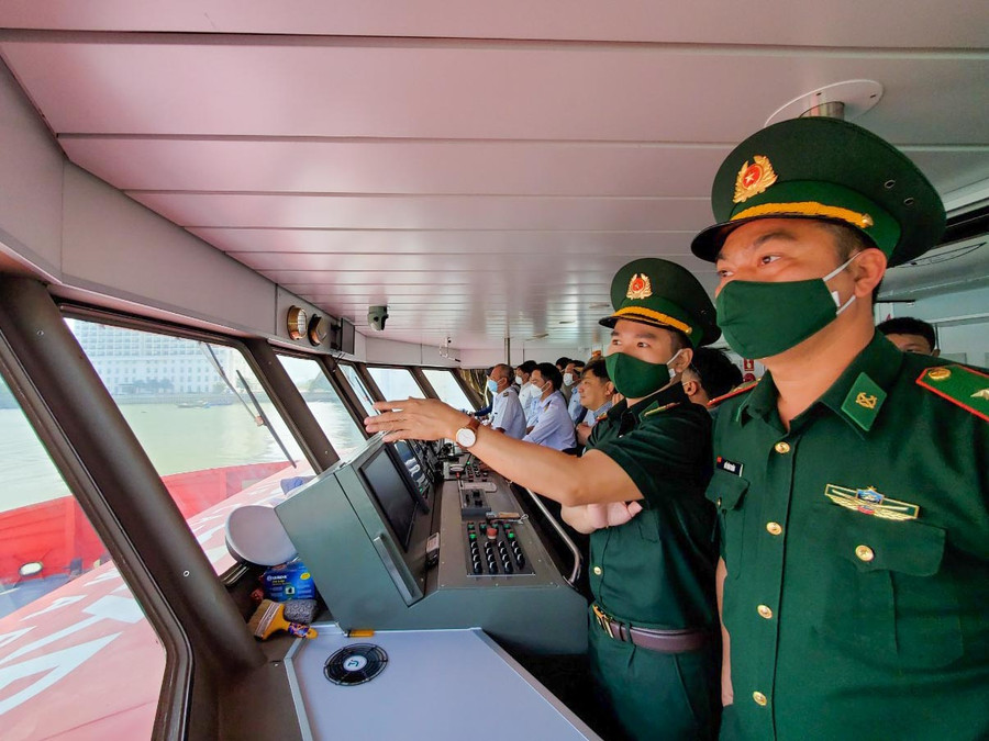 Lực lượng biên phòng làm nhiệm vụ trên cabin tàu Trưng Trắc xuất phát từ TP.Đà Nẵng đi đảo Lý Sơn Lực lượng biên phòng làm nhiệm vụ trên cabin tàu Trưng Trắc xuất phát từ TP.Đà Nẵng đi đảo Lý Sơn