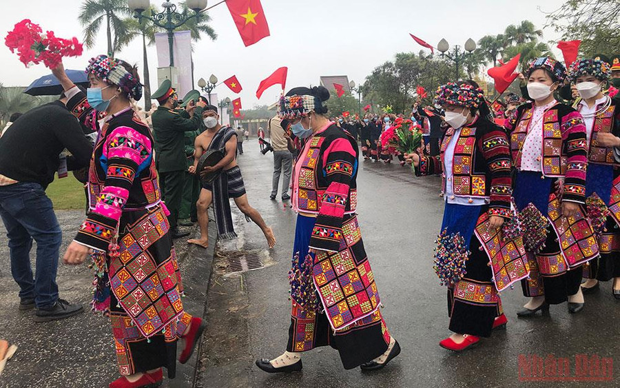 Đồng bào Lô Lô (Hà Giang) diễu hành tại Làng Văn hóa.