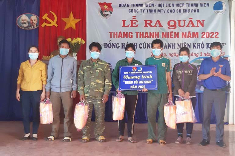 Đoàn Thanh niên Công ty TNHH một thành viên Cao su Chư Păh tặng quà cho trẻ em có hoàn cảnh khó khăn. Ảnh: Vĩnh Hoàng
