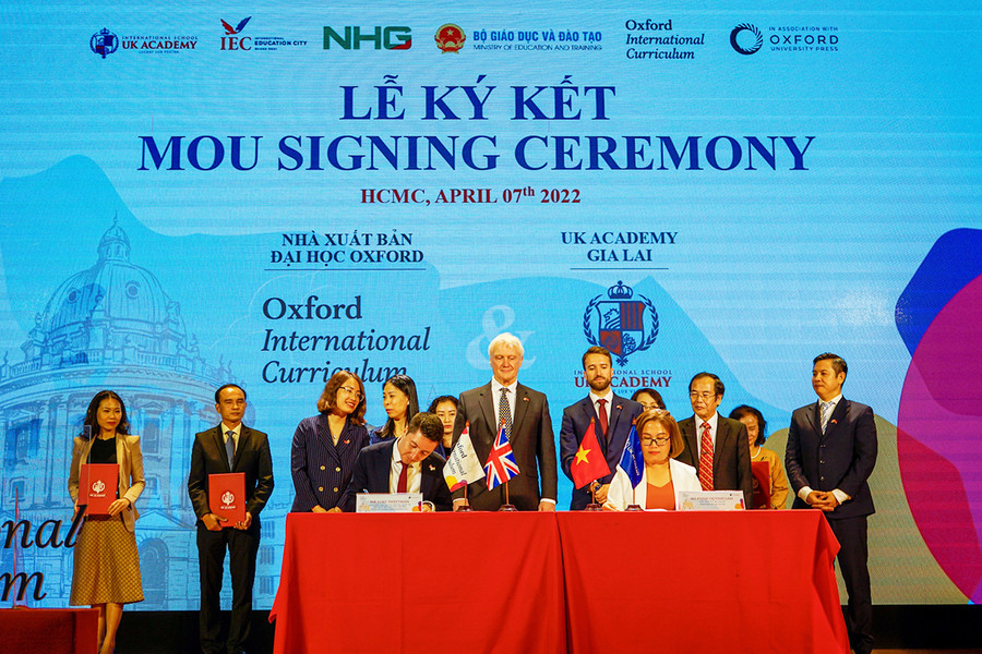 Nghi thức ký kết MOU giữa Thạc sĩ Phạm Quỳnh Lam-Hiệu trưởng điều hành UK Academy Gia Lai và ông Luke Sweetman-Giám đốc phụ trách Hợp tác Quốc tế Nhà xuất bản Đại học Oxford.  Nghi thức ký kết MOU giữa Thạc sĩ Phạm Quỳnh Lam-Hiệu trưởng điều hành UK Academy Gia Lai và ông Luke Sweetman-Giám đốc phụ trách Hợp tác Quốc tế Nhà xuất bản Đại học Oxford.