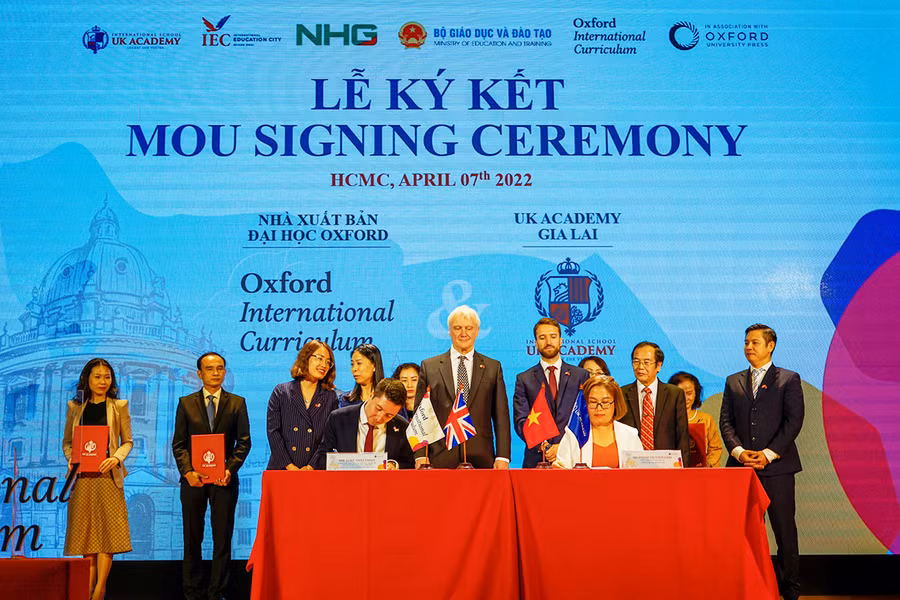  Nghi thức ký kết MOU giữa Thạc sĩ Phạm Quỳnh Lam-Hiệu trưởng điều hành UK Academy Gia Lai và ông Luke Sweetman-Giám đốc phụ trách Hợp tác Quốc tế Nhà xuất bản Đại học Oxford.