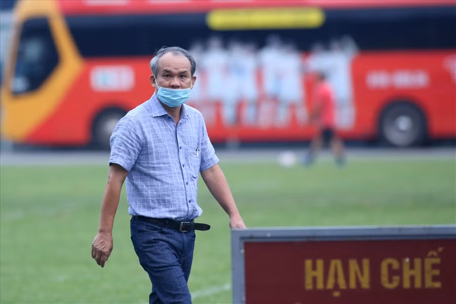 Buổi tập chiều 15.4 của Hoàng Anh Gia Lai diễn ra dưới sự giám sát nghiêm ngặt của ban tổ chức giải. Khác với những buổi tập trước đó thì hôm nay, cổ động viên không được xuất hiện ở sân để theo dõi buổi tập.