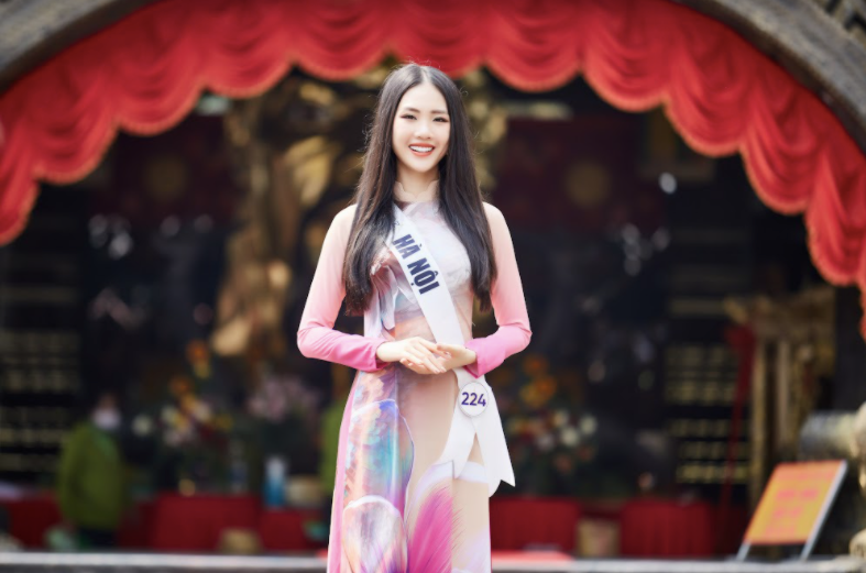 Thí sinh Bùi Quỳnh Hoa (SBD 224) đại diện cho Thủ đô Hà Nội. Cô nàng từng đạt giải Vàng Siêu mẫu Việt Nam 2018 và trở lại tham gia Hoa hậu Hoàn vũ Việt Nam 2022 sau khi dừng chân ở Top 45 Hoa hậu Hoàn vũ Việt Nam 2017.