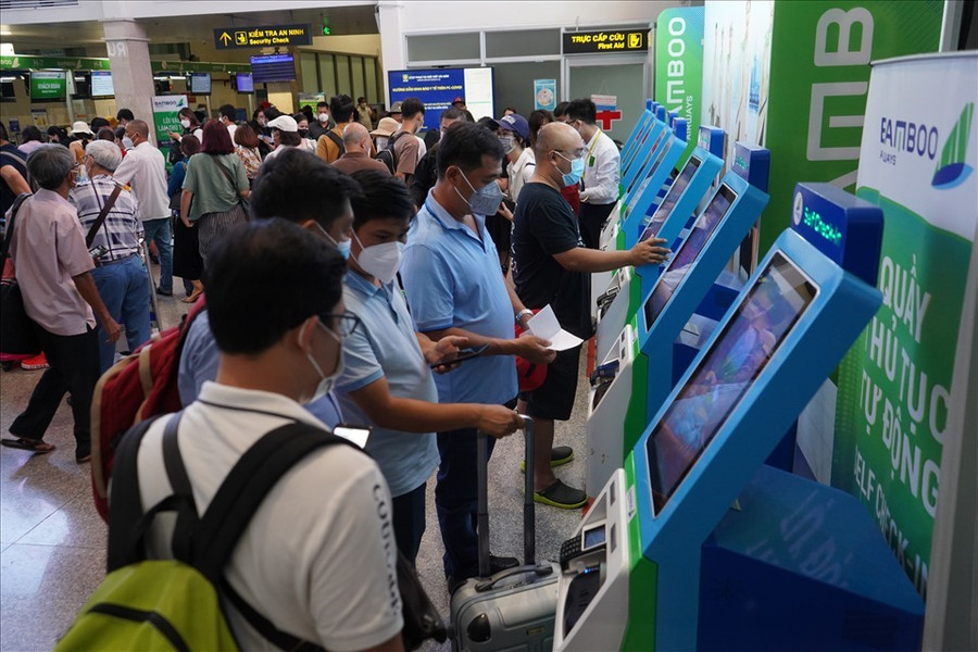 Giá vé bay từ Hà Nội, TPHCM đến các điểm du lịch trong djp lễ 30.4-1.5 đã hạ nhiệt khi ngày nghỉ cận kề. Ảnh: Khánh Linh