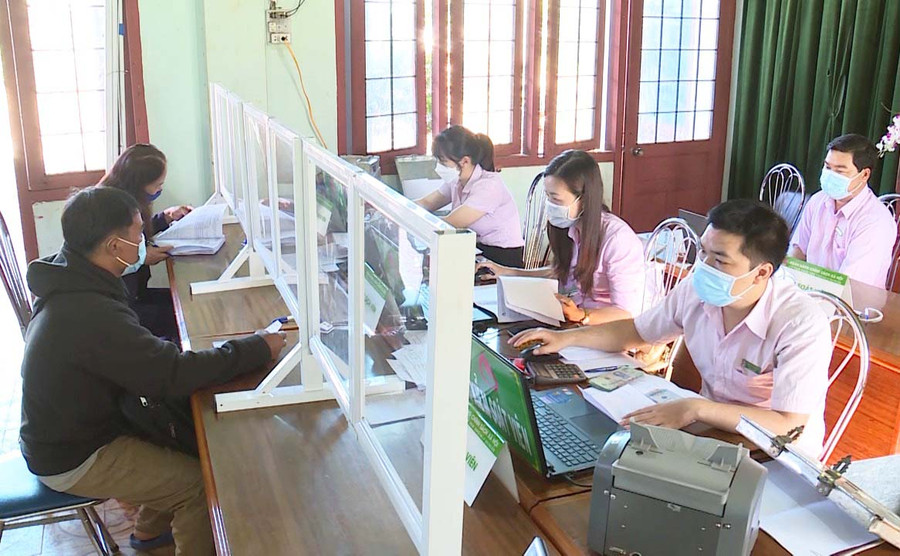 Ngân hàng CSXH tỉnh tăng cường ứng dụng công nghệ thông tin vào hoạt động tín dụng. Ảnh: Sơn Ca Ngân hàng CSXH tỉnh tăng cường ứng dụng công nghệ thông tin vào hoạt động tín dụng. Ảnh: Sơn Ca