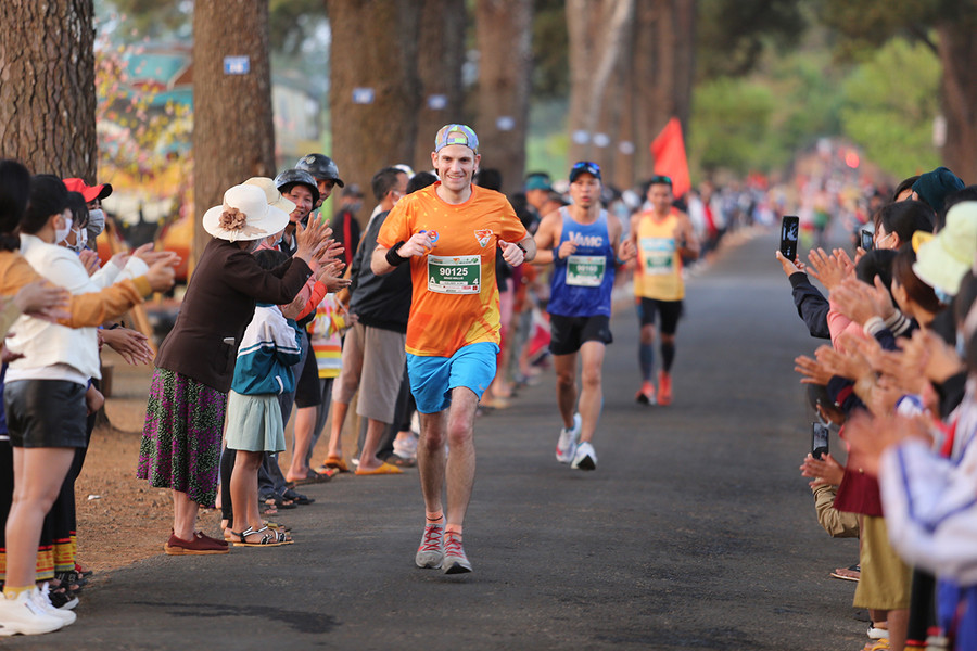 Giải Vô địch Quốc gia Marathon và cự ly dài Báo Tiền Phong 2021 đã thu hút đông đảo khách du lịch đến với Gia Lai. Ảnh: Văn Ngọc Giải Vô địch Quốc gia Marathon và cự ly dài Báo Tiền Phong 2021 đã thu hút đông đảo khách du lịch đến với Gia Lai. Ảnh: Văn Ngọc