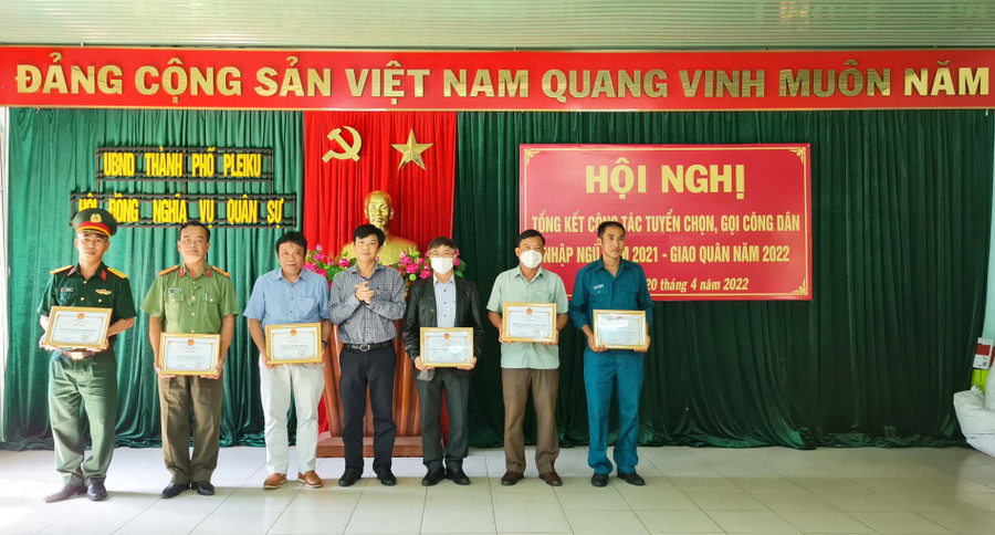 Ông Đỗ Việt Hưng-Chủ tịch UBND TP. Pleiku (ở giữa) trao giấy khen cho các tập thể có thành tích trong công tác tuyển quân năm 2022. Ảnh: Bá Bính