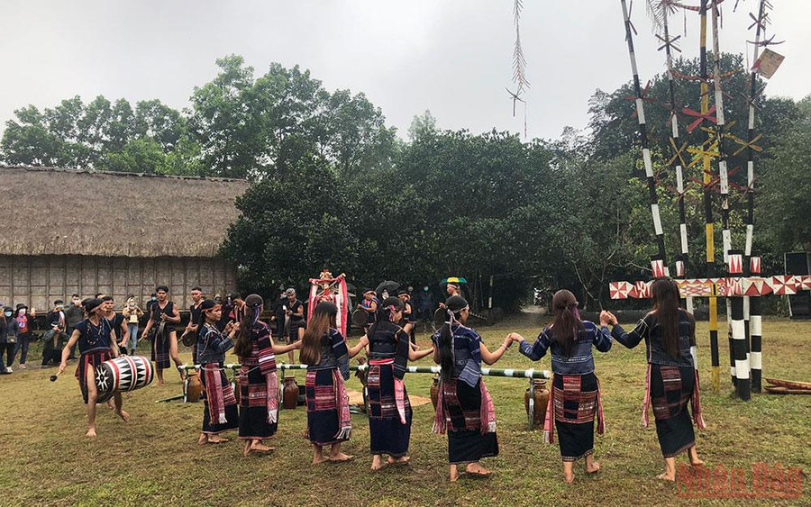 Tiết mục dân ca dân vũ của đồng bào Ba Na.