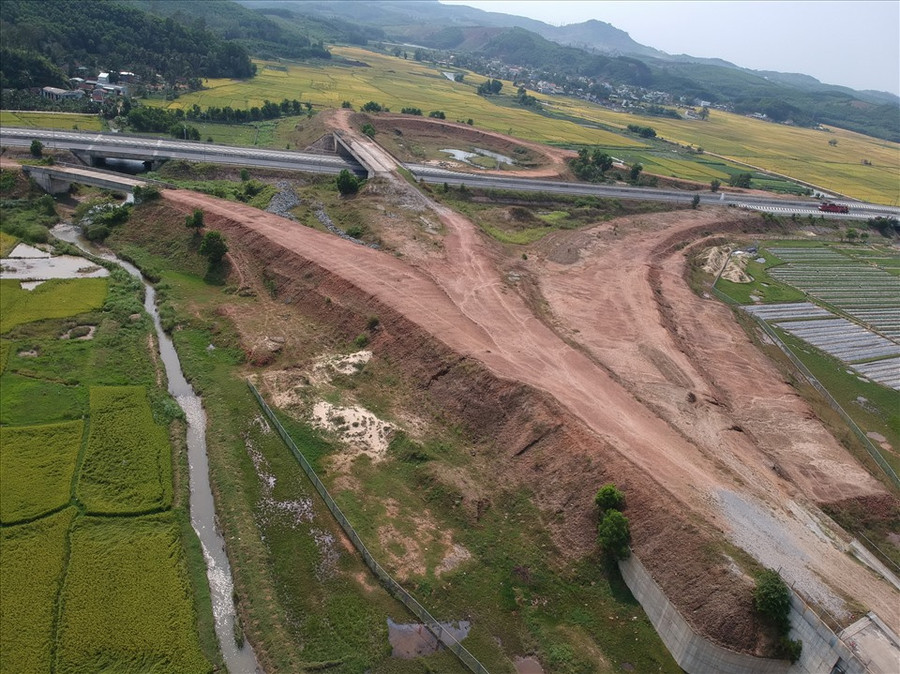 Nút giao đường Cao tốc Đà Nẵng - Quảng Ngãi với KKT Dung Quất sau 300 ngày chờ lún đã bị “bỏ quên” hơn 2 năm qua. Ảnh: B.M Nút giao đường Cao tốc Đà Nẵng - Quảng Ngãi với KKT Dung Quất sau 300 ngày chờ lún đã bị “bỏ quên” hơn 2 năm qua. Ảnh: B.M