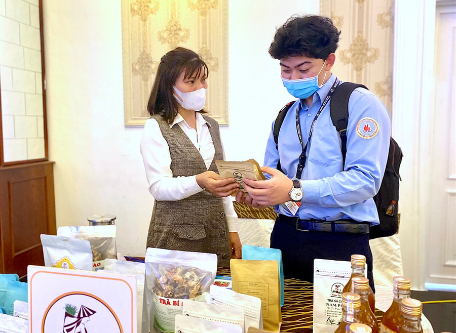 Chị Phạm Thị Bình-chủ cơ sở Trà Nam Phúc (xã Ia Vê, huyện Chư Prông) giới thiệu sản phẩm với khách hàng. Ảnh: Mộc Trà Chị Phạm Thị Bình-chủ cơ sở Trà Nam Phúc (xã Ia Vê, huyện Chư Prông) giới thiệu sản phẩm với khách hàng. Ảnh: Mộc Trà