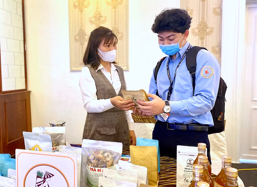 Chị Phạm Thị Bình-chủ cơ sở Trà Nam Phúc (xã Ia Vê, huyện Chư Prông) giới thiệu sản phẩm với khách hàng. Ảnh: Mộc Trà