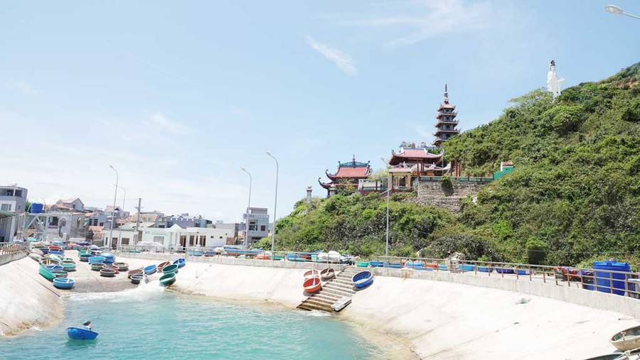 Văn hóa làng chài và đời sống tâm linh phong phú khiến Nhơn Lý thu hút được khách du lịch. Ảnh: Hoàng Trọng