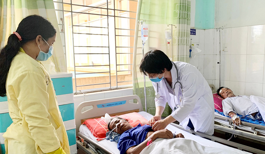 Khám-chữa bệnh cho người cao tuổi tại Khoa Lão (Bệnh viện Đa khoa tỉnh). Ảnh: Như Nguyện