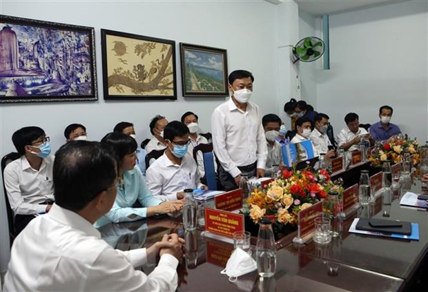 Ông Nguyễn Đức Vũ, Trưởng ban Ban Quản lý bán đảo Sơn Trà và các bãi biển du lịch Đà Nẵng báo cáo kế hoạch thực hiện khôi phục du lịch trong tình hình mới tại buổi làm việc. Ảnh: Trần Lê Lâm/TTXVN