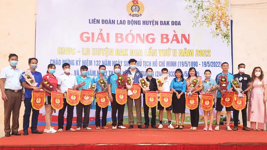 Ban tổ chức trao cờ lưu niệm cho các đội tham dự. Ảnh: Lê Đại