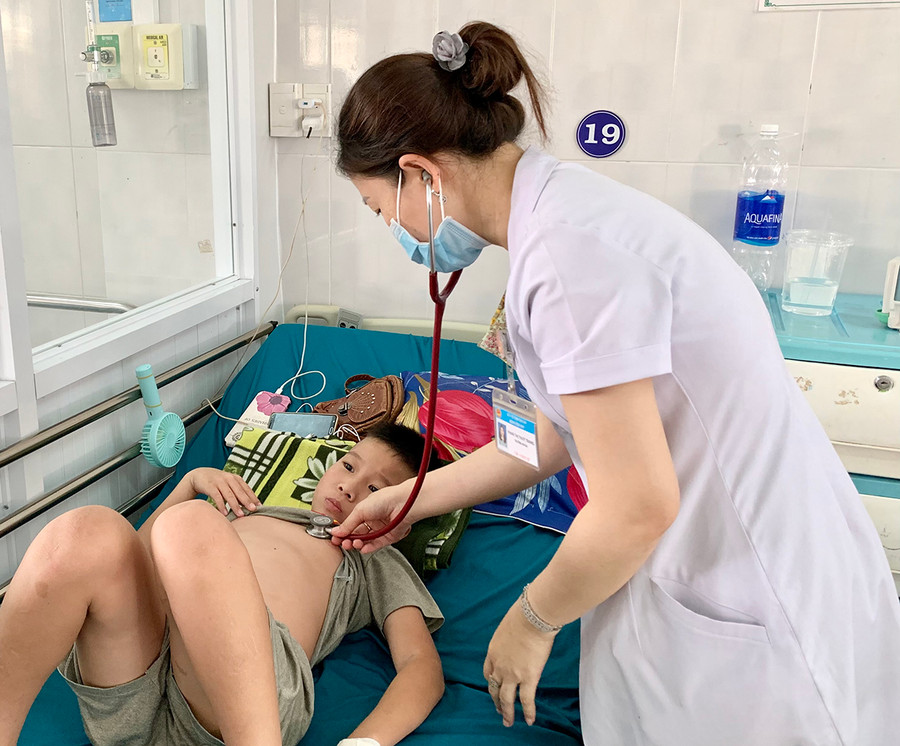 Bác sĩ thăm khám cho bệnh nhi Nguyễn Lân Dũng. Ảnh: Như Nguyện Qua chăm sóc, hiện bệnh nhi Dũng- bị hội chứng MIS-C hậu Covid-19 đã hồi phục sức khỏe. Ảnh: Như Nguyện