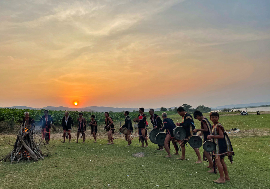 Anh Rcom Heo (thứ 6 từ phải sang) tham gia tích cực vào các hoạt động bảo tồn và phát huy giá trị di sản văn hóa tại địa phương. Ảnh: Hoàng Ngọc