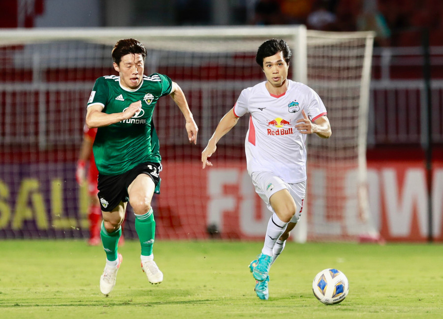 HAGL (phải) đã tiếp tục có một trận cầu ấn tượng trước đối thủ mạnh. Ảnh: Đức Đồng