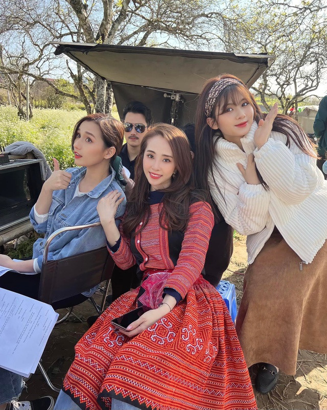  Các diễn viên trẻ của phim Về chung một nhà trên phim trường tại Mộc Châu. Ảnh: VTV