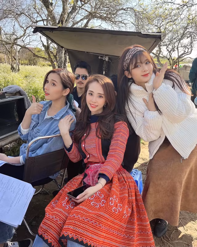  Các diễn viên trẻ của phim Về chung một nhà trên phim trường tại Mộc Châu. Ảnh: VTV