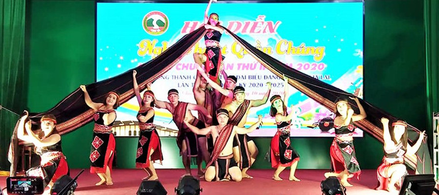 Một tiết mục văn nghệ tham gia Hội diễn nghệ thuật quần chúng huyện Chư Sê lần thứ II. Ảnh: Hà Tây Một tiết mục văn nghệ tham gia Hội diễn nghệ thuật quần chúng huyện Chư Sê lần thứ II. Ảnh: Hà Tây